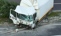 Nevşehir’de Kamyonet Refüjdeki Aydınlatma Direğine Çarptı