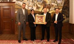 Vali Fidan’a 1001 İlmekten Türk Bayrağı Armağan Edildi