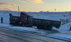 Nevşehir Derinkuyu Yolunda Tır Makasladı, Ulaşım Aksadı