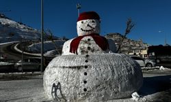 Nevşehir’de Kar Eğlenceye Dönüştü: Dev Kardan Adam Büyüledi
