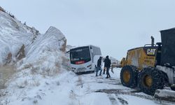 Nevşehir İl Özel İdaresi Ekipleri Yolda Kalan Araçları Kurtardı