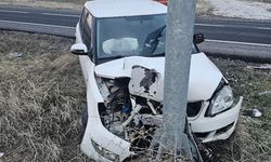 Nevşehir'de Otomobil Aydınlatma Direğine Çarptı