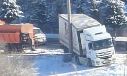 Nevşehir’de Tır Makasladı, Direğe Çarptı