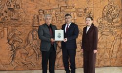 NEVÜ FEF Öğretim Üyesi Çeribaş, ‘Cengiz Aytmatov’ Kitabını Rektör Aktekin’e Takdim Etti