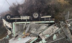 Nevşehir’de Kamyonet Yol Kenarına Devrildi