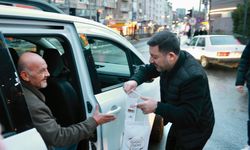 Nevşehir'de Başkan Arı, Tahinli Simit, Hurma ve Su Dağıttı
