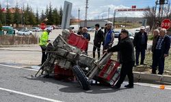 Nevşehir'de otomobil ile çarpışan traktör ikiye bölündü