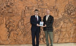 Gazeteci-Yazar Oğuz Özdem, NEVÜ Rektörü Aktekin’e "Elveda Anadolu" Adlı Son Kitabını Takdim Etti