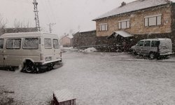 Nevşehir'de Nisan ayında lapa lapa kar yağdı