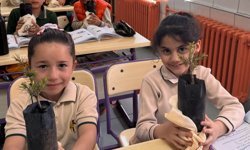 Nar Belediyesi’nden Okullarda Fidan Dağıtımı