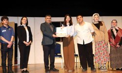 NEVÜ’de “Saklambaç Komedisi” Adlı Tiyatro Oyunu Seyirciyle Buluştu