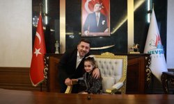 Başkan Rasim Arı, 23 Nisan'da Koltuğu Çocuklara Devretti