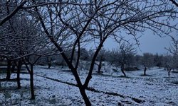 Nevşehir’de Nisan Ortasında Lapa Lapa Kar Yağdı