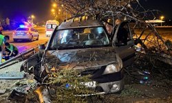 Nevşehir'de otomobil refüjdeki aydınlatma direğine çarptı