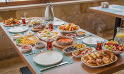 Nevşehir’de Kahvaltının Adresi: Köfteci Ramiz’de Serpme Keyfi