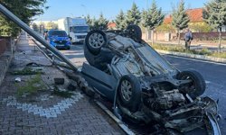 Nevşehir'de otomobil aydınlatma direğine çarparak devrildi