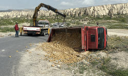 Nevşehir’de Virajı Alamayan Patates Yüklü Kamyonet Yan Yattı