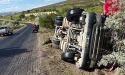 Nevşehir'de Yol Çalışmasında Kamyon Devrildi: Sürücü Yaralandı