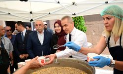 Vali Kök, Hacıbektaş'ta Aşure Lokmasını Vatandaşlarla Paylaştı