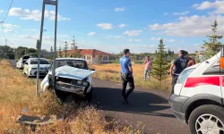 Nevşehir Hacıbektaş'ta Otomobil Elektrik Direğine Çarptı: 2 Yaralı