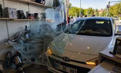 Nevşehir'in Kozaklı İlçesinde Otomobil İş Yerine Daldı
