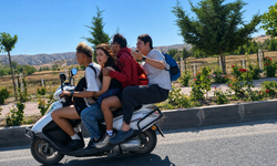 Kapadokya’da Tehlikeli Yolculuk! 4 Turist Tek Motosiklette