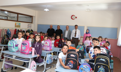 Başkan Çamcı’dan Minik Öğrencilere Okul Hediyesi