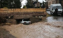 Ürgüp’te Sel Suları Otomobili Köprü Altına Sıkıştırdı! 3 Kişi Ölümden Döndü