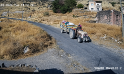 Nevşehir'de Traktör Rampa Aşağı İnerken Devrildi: 3 Yaralı