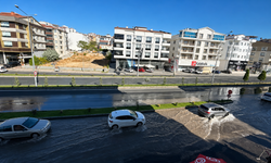 Nevşehir’de Caddeyi Su Bastı! Belediye Ekipleri Hemen Müdahale Etti
