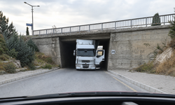 Nevşehir’de TIR Alt Geçide Sıkıştı!