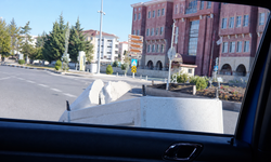 Nevşehir'de Kamyondan Koltuklar Düştü! Sürücü Fark Etmedi