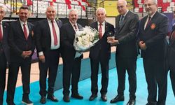 Türk Voleybolunun Emektarı İlhan Ekici’ye Onur Plaketi