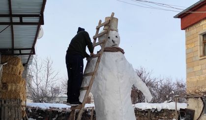 Nevşehir'de 3 metrelik dev kardan adam ilgi odağı oldu