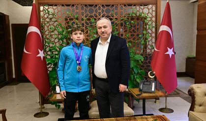 Nevşehir Valisi Fidan, Türkiye Şampiyonu Badminton Sporcusunu Makamında Kabul Etti
