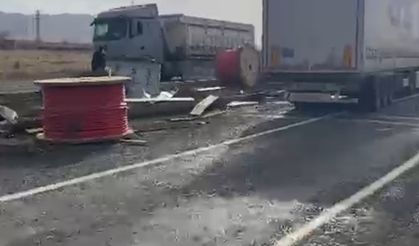 Nevşehir–Kayseri Yolunda Tırın Dorsesindeki Makaralar Yola Saçıldı