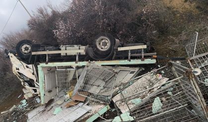 Nevşehir’de Kamyonet Yol Kenarına Devrildi