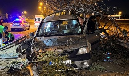 Nevşehir'de otomobil refüjdeki aydınlatma direğine çarptı