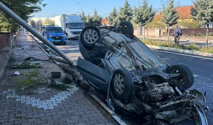 Nevşehir'de otomobil aydınlatma direğine çarparak devrildi