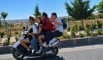 Kapadokya’da Tehlikeli Yolculuk! 4 Turist Tek Motosiklette