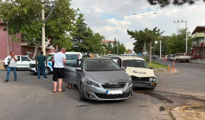 Hacıbektaş'ta İki Otomobil Çarpıştı: 2 Kişi Hafif Yaralandı