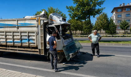 Nevşehir’de Kamyonet Tıra Çarptı: 3 Kişi Araçta Sıkıştı