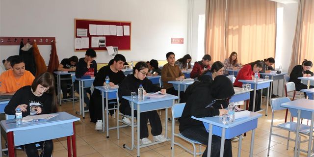 Altınyıldız Fen ve Anadolu Liselerinde  9. 10. ve 11. Sınıflar Bursluluk Sınavı Yapıldı