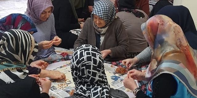 Nevşehir'de kadınlar, depremzedelere iftar için mantı büktü