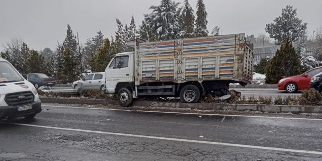 Nevşehir'de önce orta refüje çıktı, sonra aydınlatma direğini devirdi