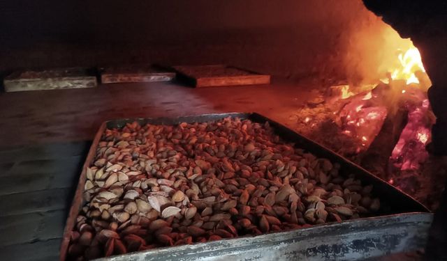 Ürgüp’ün meşhur bademleri taş fırınlarda kavruluyor