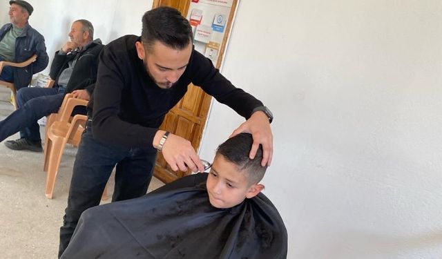 Nevşehir'de köy köy dolaşıp çocukları tıraş ediyor