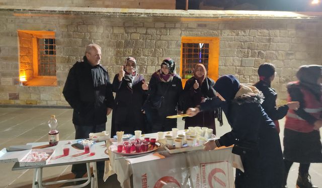 Nevşehir YRP'den Teravih Namazı sonrası şerbet ve lokum ikramı
