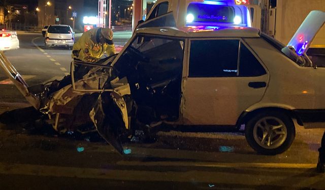 Nevşehir'de otomobil, kırmızı ışıkta bekleyen araçlara çarptı: 2 yaralı