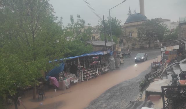 Çavuşin'de sel suları turistik tesisleri vurdu